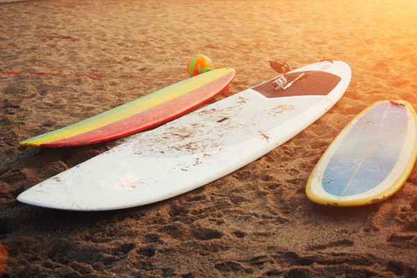 Op surfkamp, zeilen of iets anders? De leukste vakantiekampen voor jongeren in Frankrijk