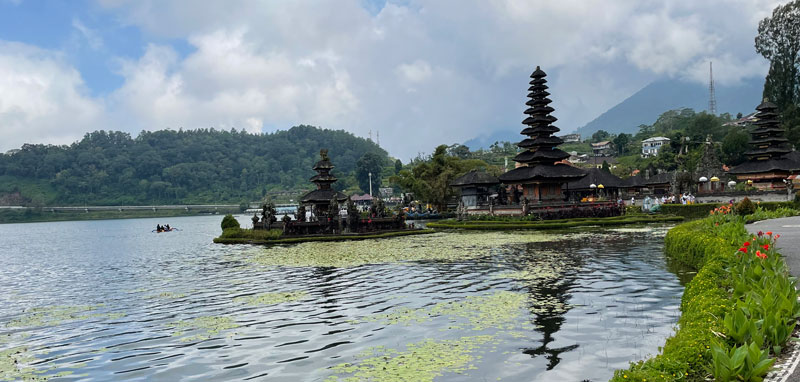 Jongeren rondreis tempel op Bali