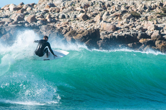 Surfen tijdens groepsreis in Portugal