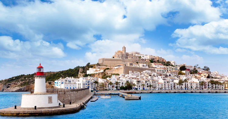 Zonvakantie naar Ibiza-stad voor jongeren