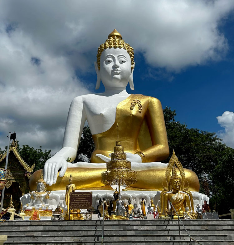 Gouden Boeddha in de bergen van Chiang Mai